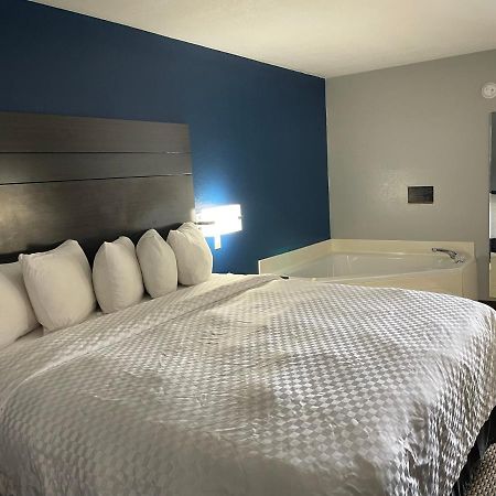 Clairmont Inn & Suites - Warren Екстер'єр фото