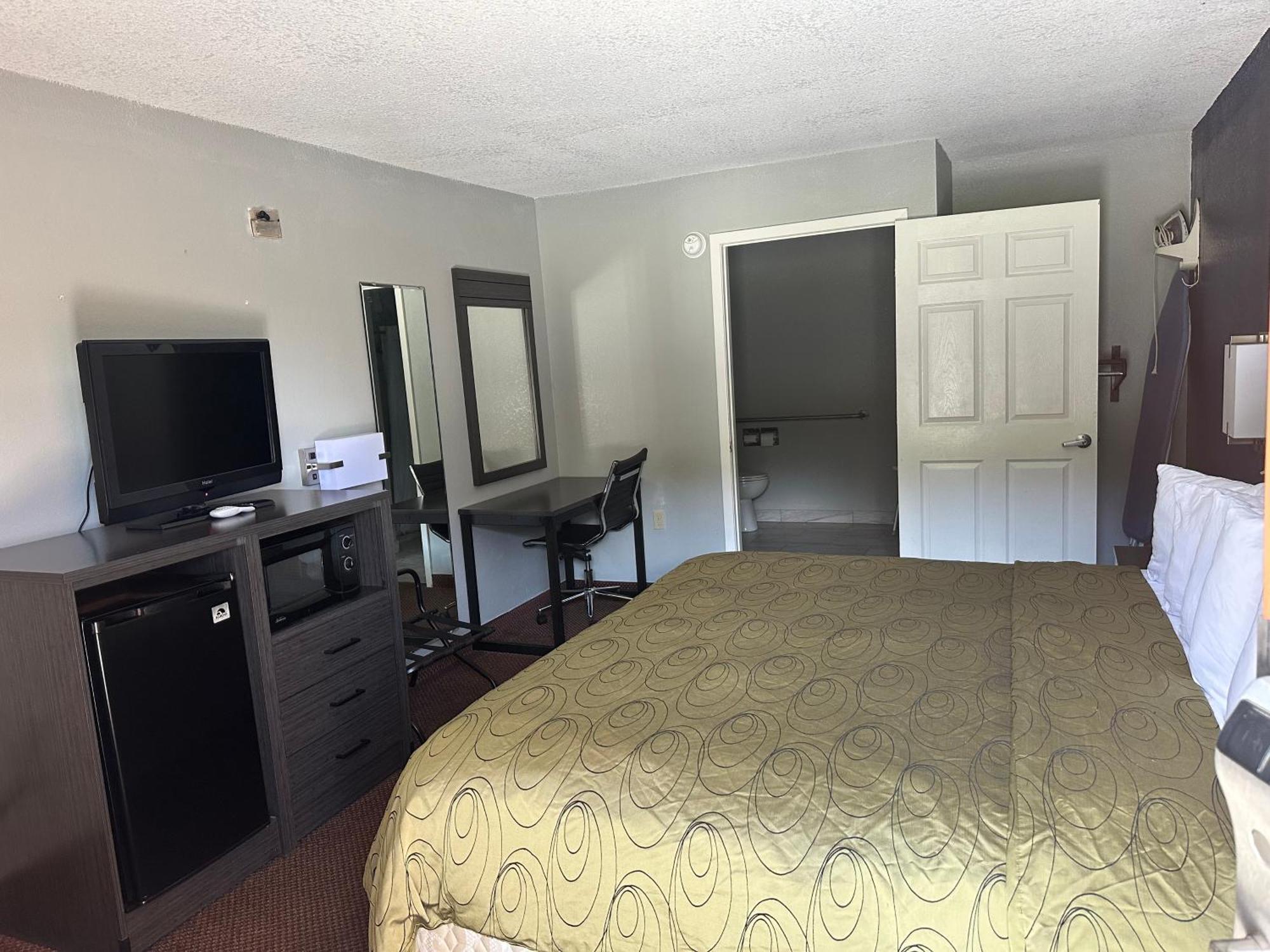 Clairmont Inn & Suites - Warren Екстер'єр фото