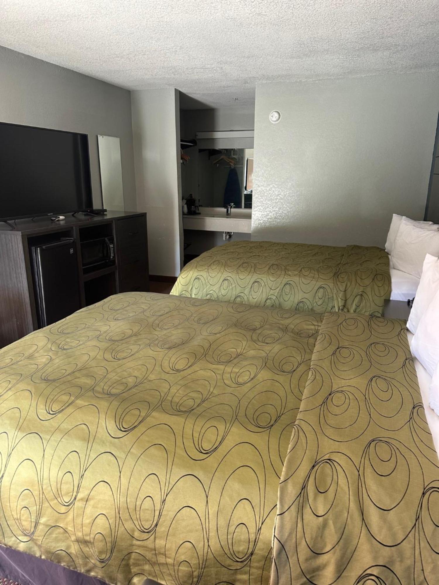 Clairmont Inn & Suites - Warren Екстер'єр фото