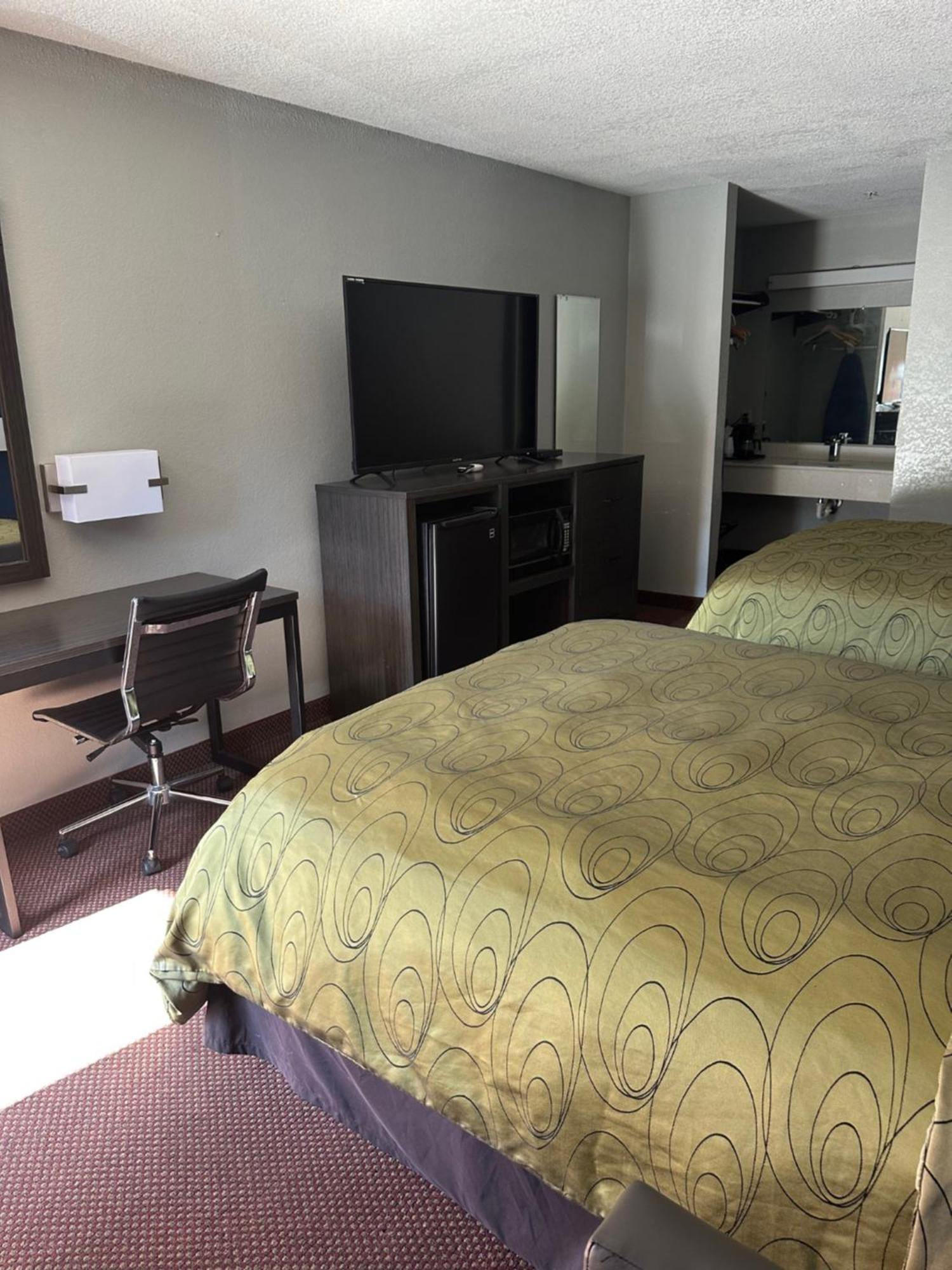 Clairmont Inn & Suites - Warren Екстер'єр фото